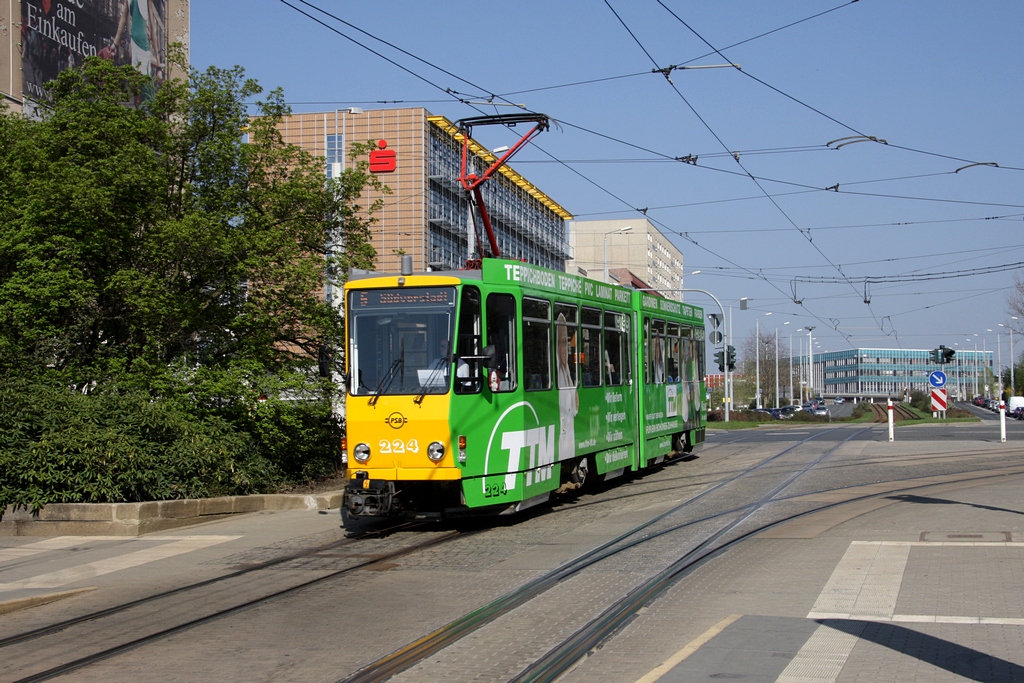 Plauen - PSB/Linie 5 - 224 (ČKD, Bauj. 1987) unmittelbar vor der Hst. Am Albertplatz, die nach rechts abzweigenden Gleise führen nach Preißelpöhl. (19.04.2011)