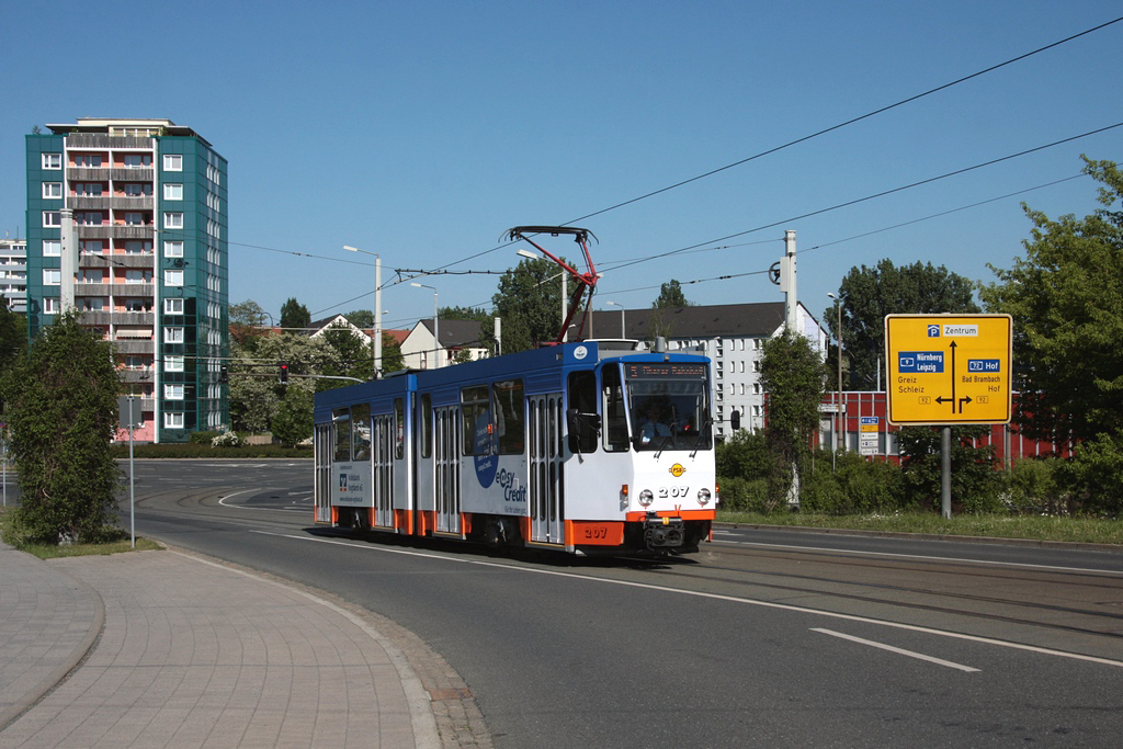 Plauen - PSB/Linie 5 - Tw207 (ČKD Praha Smichov; Bauj. 1981) an der Auffahrt zum ob. Bf am 25.05.2011.   Ergänzung 2019: Letzter Einsatztag Tw207 16.05.2014; ++ 10.06.2014