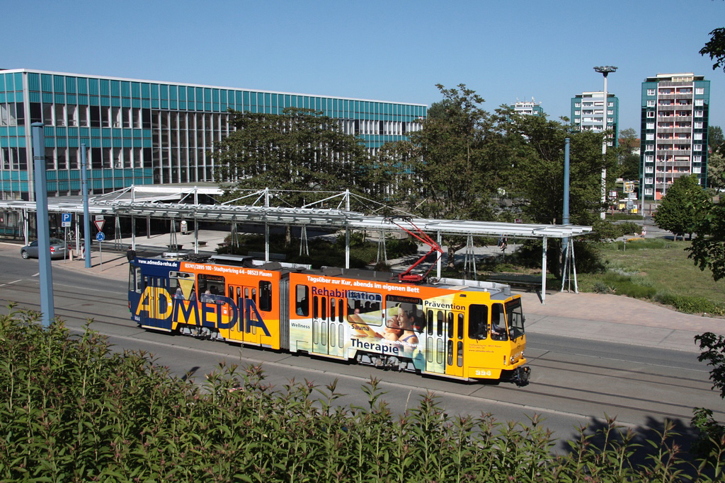 Plauen - PSB/Linie 5 - Tw224 (ČKD Praha Smichov, Bauj. 1987) kommt von der Hst. Oberer Bahnhof/Busbahnhof am 25.05.2011, auf dem Bild die rechte Fahrzeugseite.