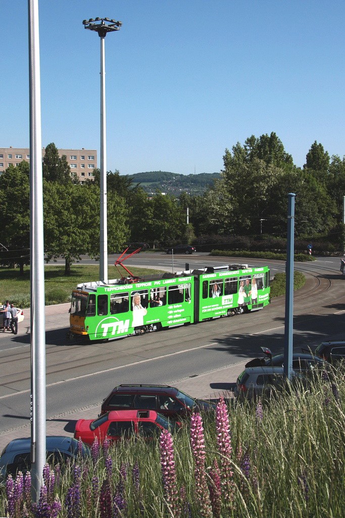 Plauen - PSB/Linie 5 - Tw224 (ČKD Praha Smichov, Bauj. 1987) erreicht am 25.05.2011 den ob. Bf, nächster Halt ist Oberer Bahnhof/Busbahnhof. Dieser Tw ist an den Fahrzeugseiten unterschiedlich gestaltet, hier die linke Fahrzeugseite.
