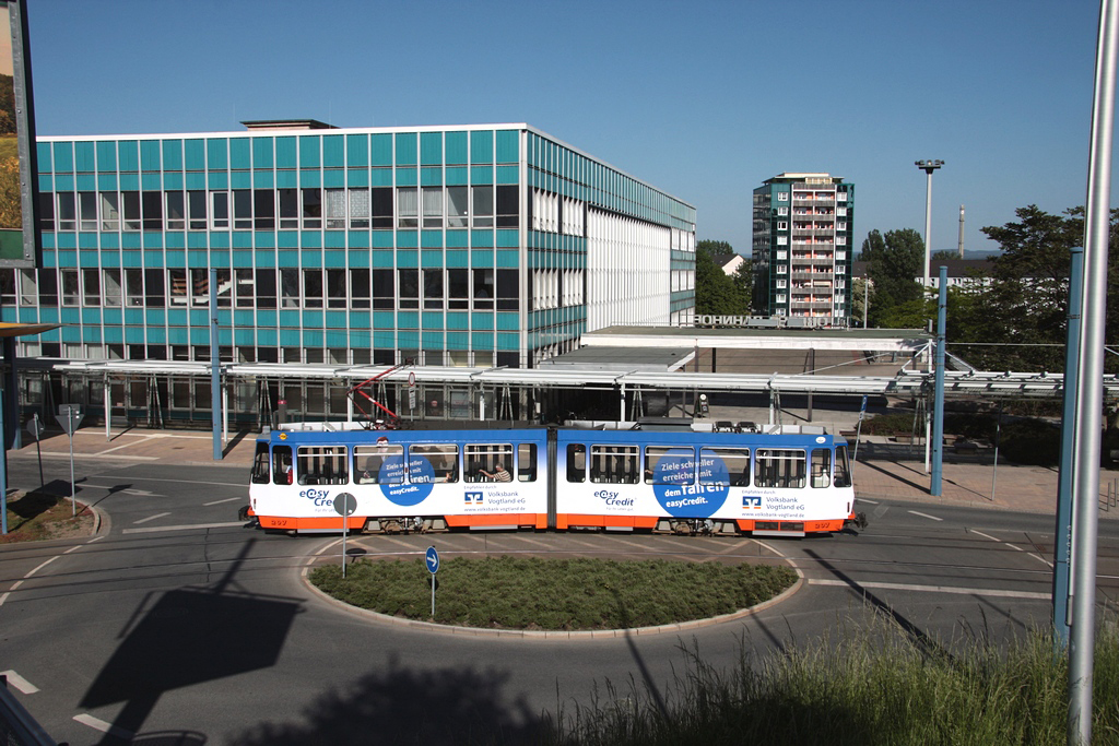 Plauen - PSB/Linie 5 - Tw 207 (ČKD Praha Smichov, Bauj. 1981) überfährt den Kreisel am ob. Bf. (25.05.2011) Ergänzug Sept. 2019: Tw 207 war bis 16.05.2014 im Einsatz; ++ 10.06.2014