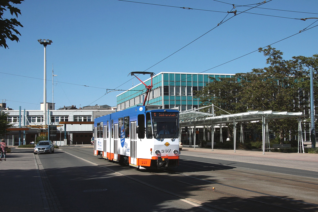 Plauen - PSB/Linie 5 - Tw 207 (ČKD Praha Smichov, Bauj. 1981) bei der Hst. Oberer Bahnhof/Busbahnhof am 25.05.2011.
  Ergänzug Sept. 2019: Tw war noch bis 16.05.2014 im Einsatz, ++ 10.06.2014