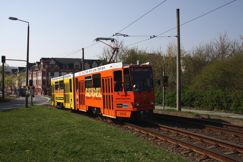 Plauen - PSB/Linie 6 - 235 zw. den Hst. Vogtland-Klinikum und Carl-von-Ossietzky-Weg am 19.04.2011. Der erst 1983 er�ffnete Streckenabschnitt Vogtland-Klinikum - Waldfrieden verl�uft, einmal abgesehen von einigen Stra�enquerungen, durchweg auf eigenem Bahnk�rper. 
