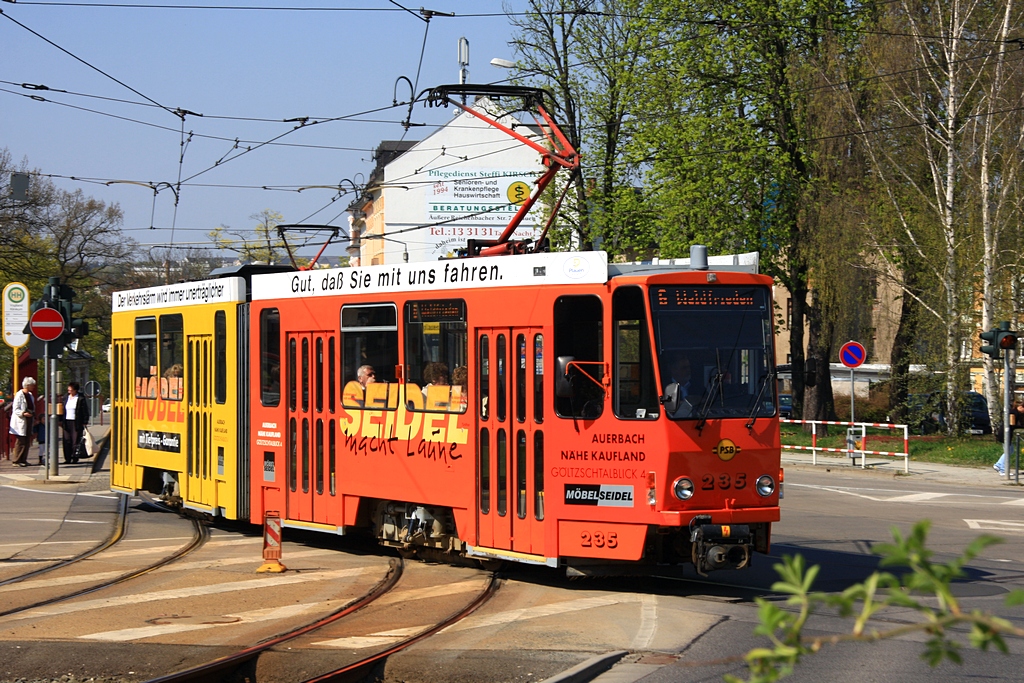Plauen - PSB/Linie 6 - 235 (ČKD, Bauj. 1988) hat am 19.04.2011 die Hst. Vogtland-Klinikum verlassen, sie fährt weiter auf der Strecke nach Waldfrieden, die Gleise im Vordergrund führen nach Reusa.  Ergänzung Okt. 2019: Tw war noch bis 08.07.2911 im Einsatz, danach Umbau zum Schneepflug Atw 0235.