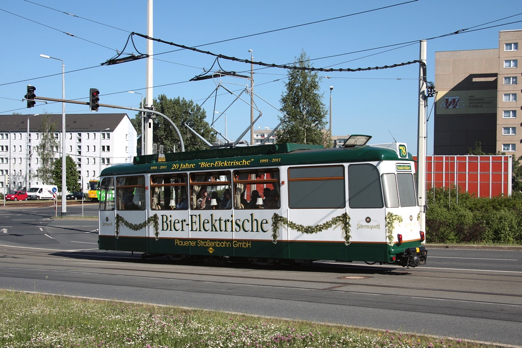 Plauen - PSB/Sonderfahrt - Der 1991 zur  Bier-Elektrischen  umgebaute Tw78 (VEB Waggonbau Gotha Typ T2, Bauj. 1966) auf Sonderfahrt unterhalb des ob. Bf am 25.05.2011. 