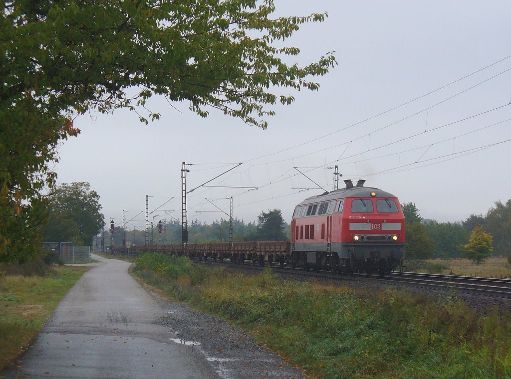 Pltzlich kam 218 139-4 mit einen Flachwagenzug am 05.10.2011 durch Wiesental
