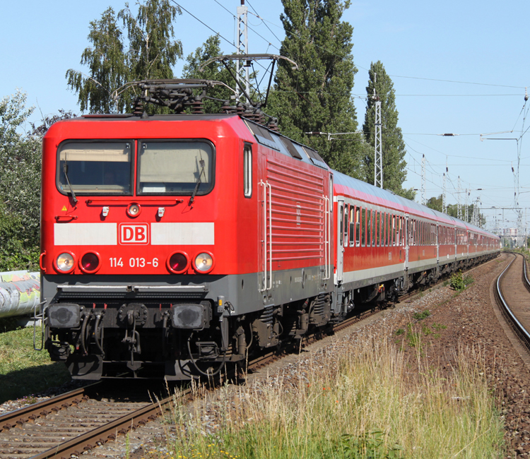 Pltzlich und unerwartet fuhr 114 013-6+DB-Regio Bimz(ex-InterRegio Wagen)inklusive Halberstdter-Steuerwagen als DZ2670 von Warnemnde nach Berlin-Ostbahnhof im S-Bahnhof Rostock-Holbeinplatz durch.(29.06.2011)