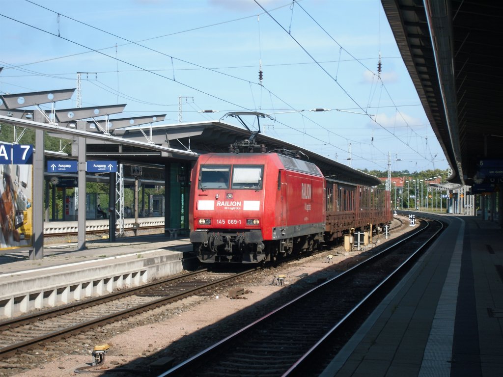 Pltzlich und unerwartet stand 145 069-1 am 27.06.2011 (9:44 UHr) im ROstocker Hbf. Wahrscheinlich ist sie in Gragetopshof falsch abgebogen und, statt Richtung Seehafen, zum Hbf gefahren :)