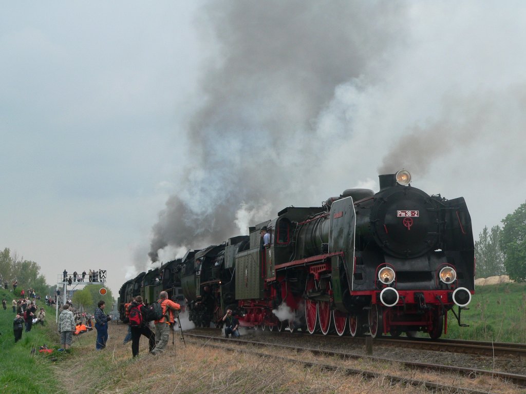 Pm36-2 fhrt an, manch ein Fotograf macht dabei Nahaufnahmen. 1.5.2010