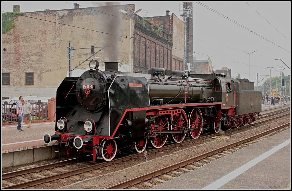 PM36-2  Schne Helena  nach dem Wasserfassen auf dem Weg um ihren Sonderzug  Vulcan  zu bernehmen. Die Lok hat jetzt einen schwarzen Anstrich erhalten. Sie ist die letzte ihrer Baureihe, die erste ist in den Wirren des 2. Weltkriegs verloren gegangen (ex DRG 18 602, gesehen Szczecin Glowny 12.06.2010)