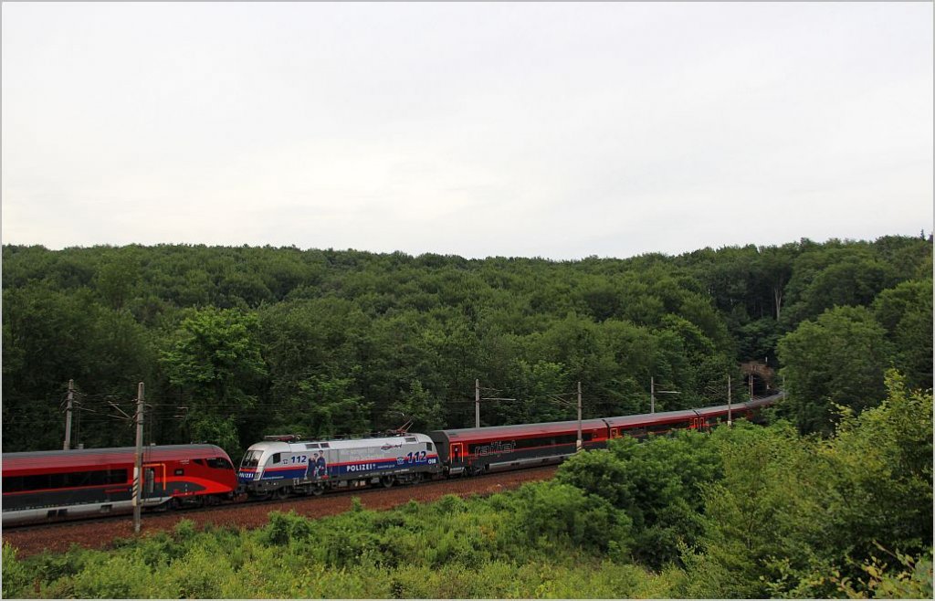 Polizei-Railjet im Einsatz auf der Westbahn: Mit einer zweiten Garnitur im Rcken war 1116 250 als RJ 69 von Mnchen kommend nach Wien unterwegs. Rekawinkel, 24.6.12
