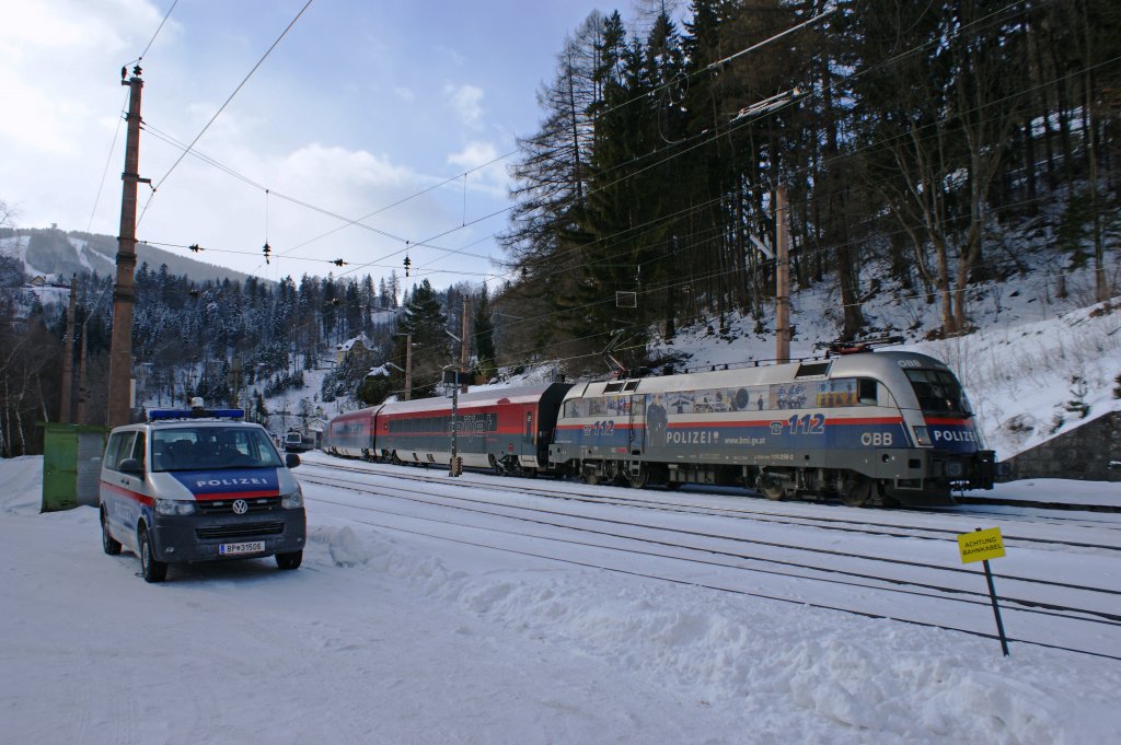  Polizeiauto meets Polizeilok  Am 8.2.2013 fand im Bahnhof Semmering ein zuflliges Treffen statt. 1116 250  Polizei  mit dem RJ 556.