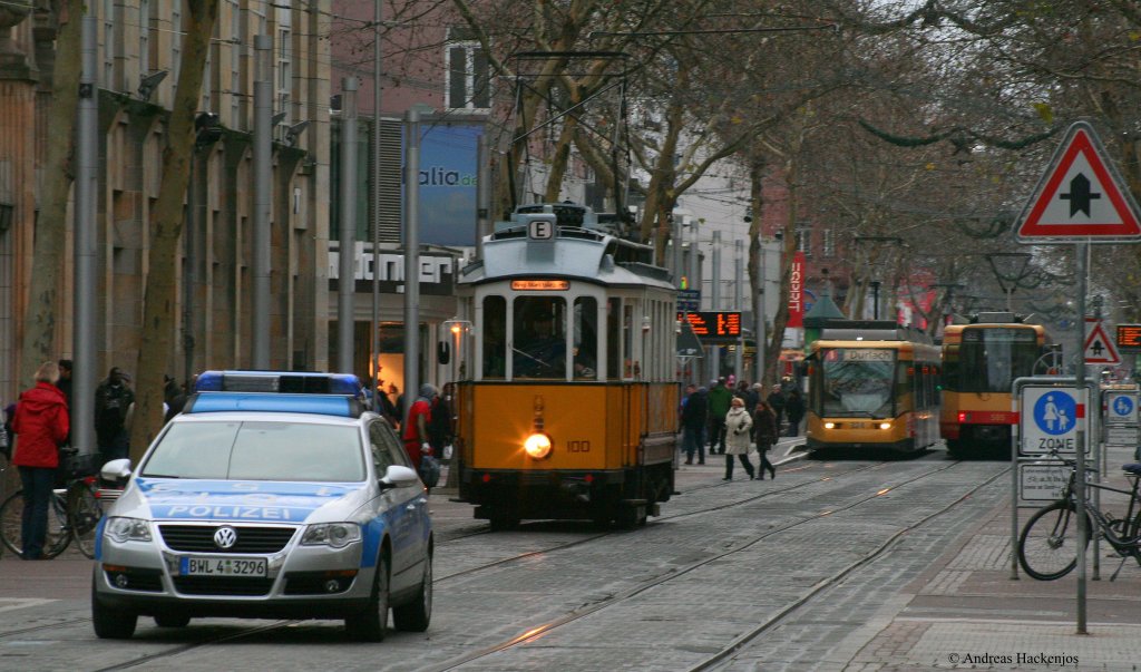 Polizeibegleitung fr Museumstriebwagen 100 auf der Ringlinie hier in der Kaiserstrae 13.12.09