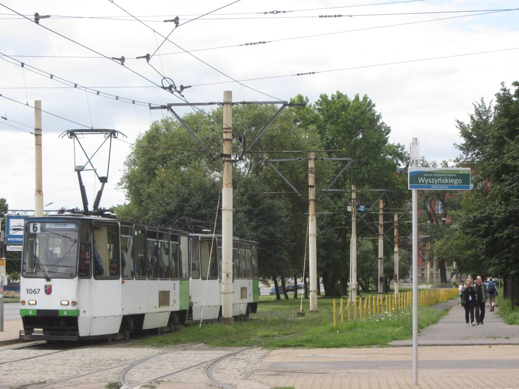 Polnische Ampeln erfordern oft viel Geduld - und so dauerte es mehrere Minuten, bis Wagen 1067 auf der Linie 6 losfahren konnte. Szczecin, Wyszyńskiego, 21.7.2012