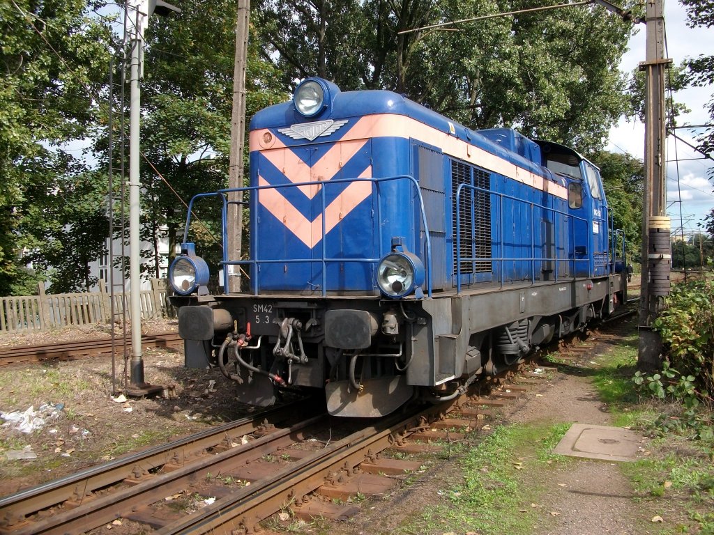 Polnische Rangierlok SM42-563,aus eigener Produktion,bei der Mittagspause am 04.September 2010 in Szczecin Glowny.