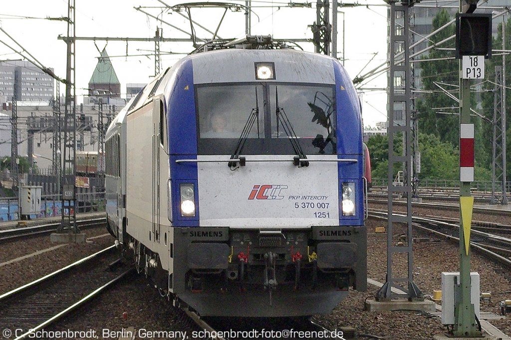 polnische Siemens-E-Lok, PKP Intercity 5 370 007 1251, mit dem EC 47 nach Warschau, von Hauptbahnhof in Berlin Ostbahnhof einfahrend.
09. August 2010