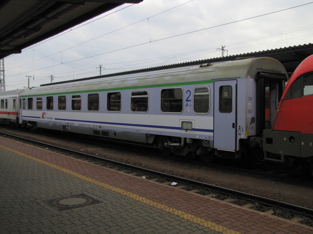 Polnischer 2.Klasse-Waggon (PL-PKPIC 61 51 20-90 021-7 BMnopuz 1251) war eingereiht am 04.10.2010 am EC 341  Wawel  nach Krakow Glowny. Hier zu sehen beim Halt in Cottbus