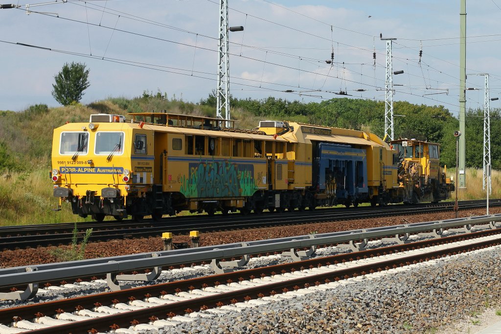 PORR-ALPINE AustriaRail mit NVR-Nummer 9981 9123 009-8 [Stopfmaschiene (PLM)]* nach der Durchfahrt durch Berlin Schnefeld Flughafen am 10.07.2011.     *Gendert gem Kommentar von Walter Kirchmayr am 6. Februar 2012.