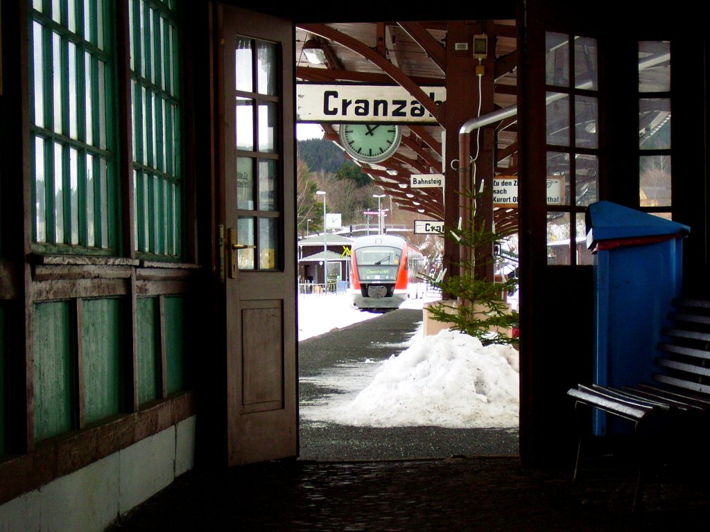  porta patet, lata orbem magis  am 17.12.2012 in Cranzahl, im Hintergrund waretet 642 556 der Erzgebirgsbahn seine Abfahrt als RB 23712 nach Chemintz ab.