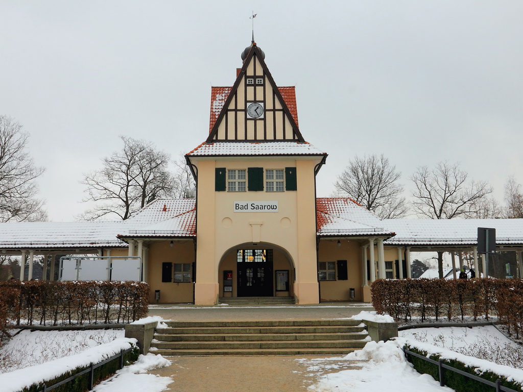 Portal des Bahnhof Bad Saarow-(Pieskow) am 22. Februar 2013. 