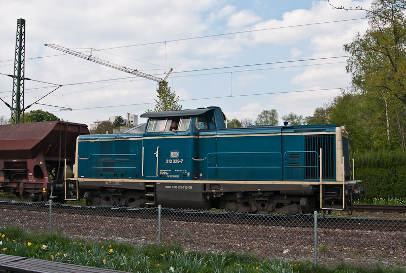 Portrt der 212 329-7, welche am 16. April 2011 in Konstanz-Petershausen verweilte.