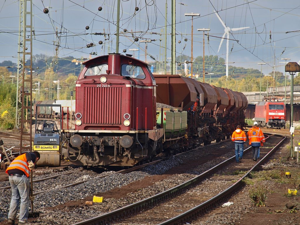 Portrait der 212 240-6 von EFW (V100) mit einem Bauzug im frisch eingeschottertem Gleis in Aachen West. Beeindruckend zu sehen ist wie die Lok mit ihren 64 to. die Schienen wie weiche Spagetti verformt.