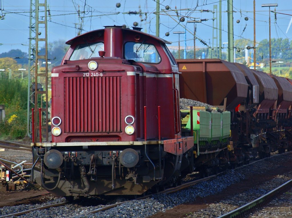 Portrait der 212 240-6 von EFW (V100) mit einem Bauzug im frisch eingeschottertem Gleis in Aachen West. Beeindruckend zu sehen ist wie die Lok mit ihren 64 to. die Schienen wie weiche Spagetti verformt.