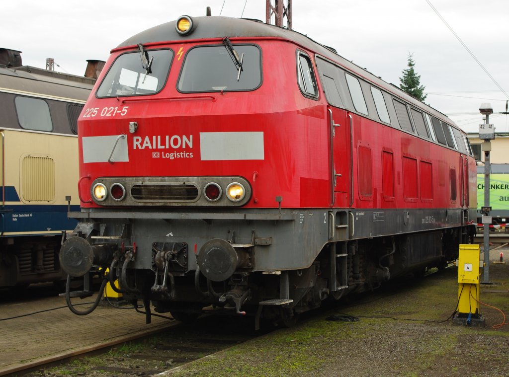 Portrait der 225 021-5 beim Bahnfest am 19.09.2010 in Osnabrck.

