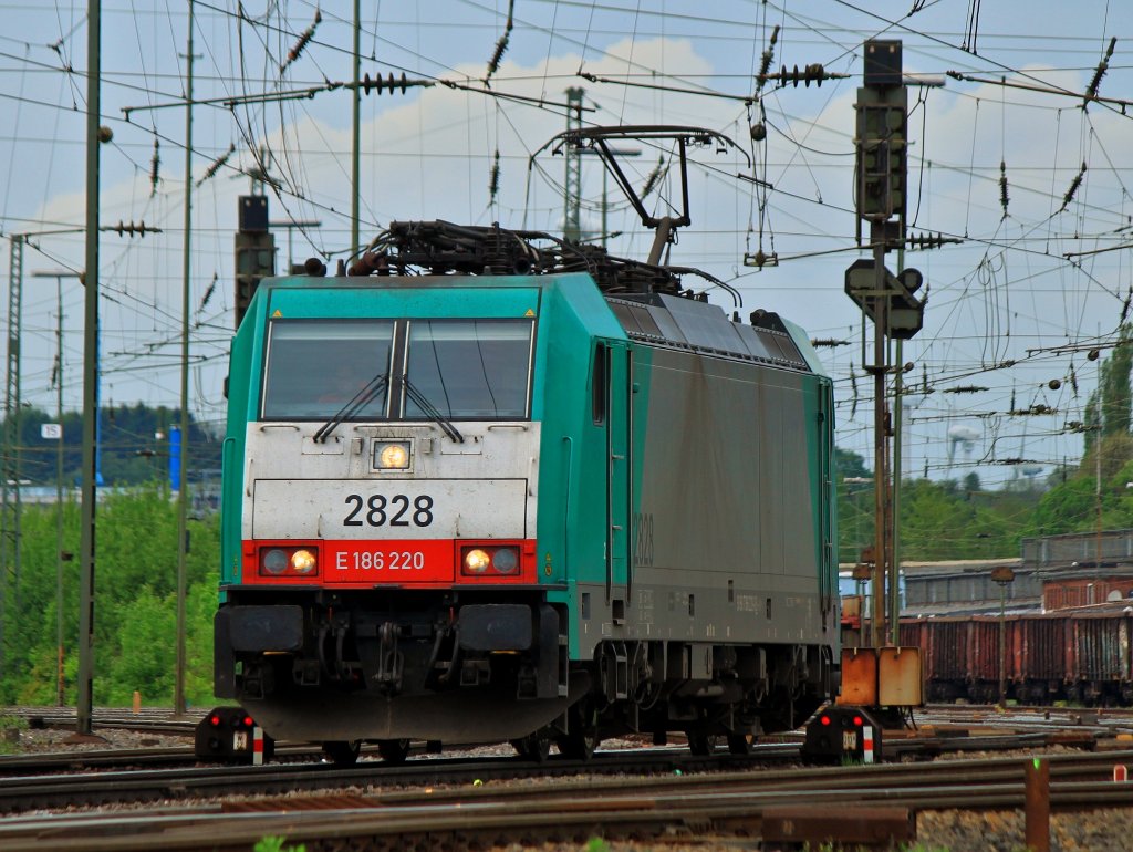 Portrait der am 10.05.2012 als Lz von Aachen West nach Belgien fahrenden Cobra 186 220 (2828).