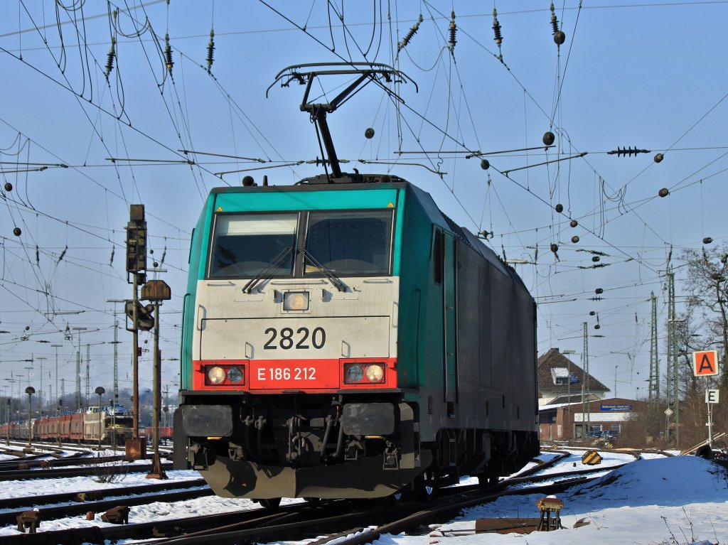 Portrait der Cobra 186 212 (2820), die am 07.02.2012 bei eisigen Temperaturen in Aachen West rangiert.