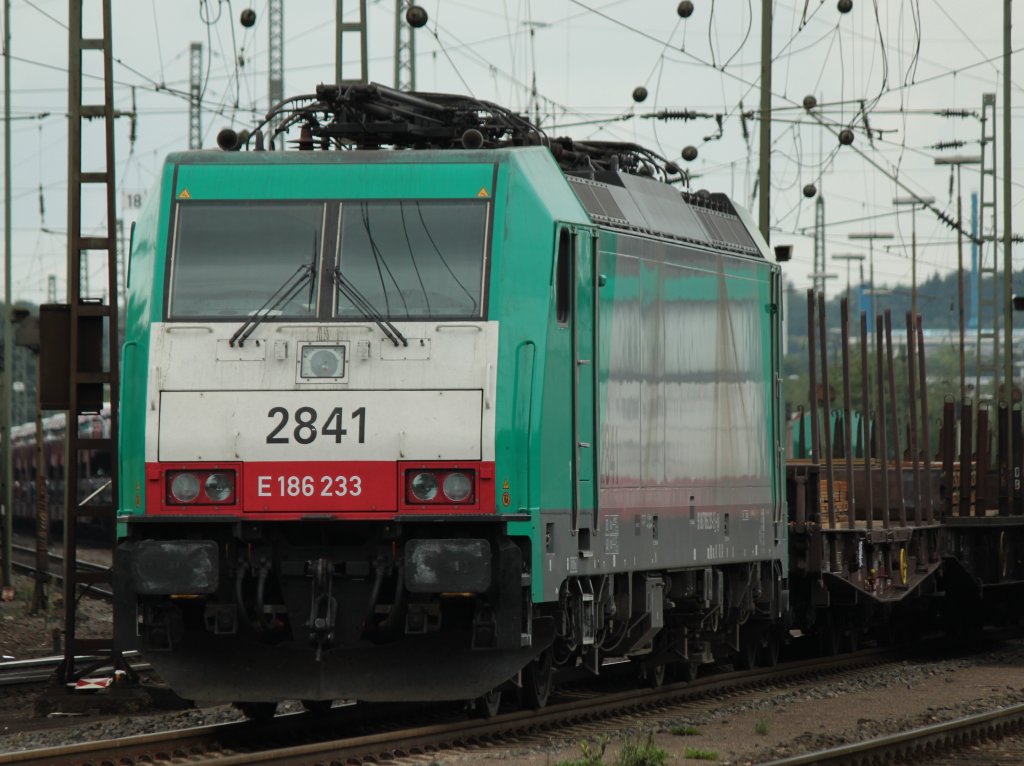 Portrait der Cobra 186 233 (2841) am 31.07.2011 in Aachen West. Auf der Seite der Lok spiegelt sich 186 209 (2817), die auf dem Nachbargleis steht.