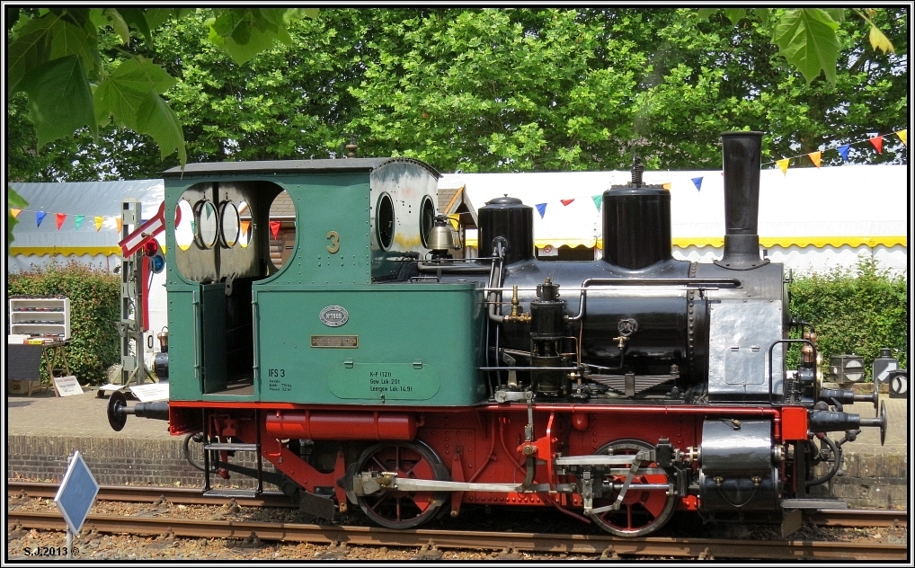 Portrait der Kraus Dampflok in Simpelveld (NL). Dieses kleine Schmuckstck war als Gastlok beim Jubilumsfest der ZLSM mit dabei und war der kleine Star neben den groen Lokomotiven.Bildlich festgehalten am 14.07.2013.
