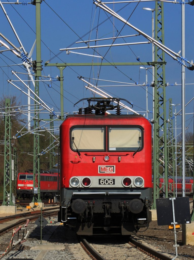 Portrait der MEG 606 (143 864-7), die am 24.04.2013 am Baustellenende in Aachen West abgestellt stand. Im Hintergrund zieht 111 116 den RE4 Richtung Aachen.