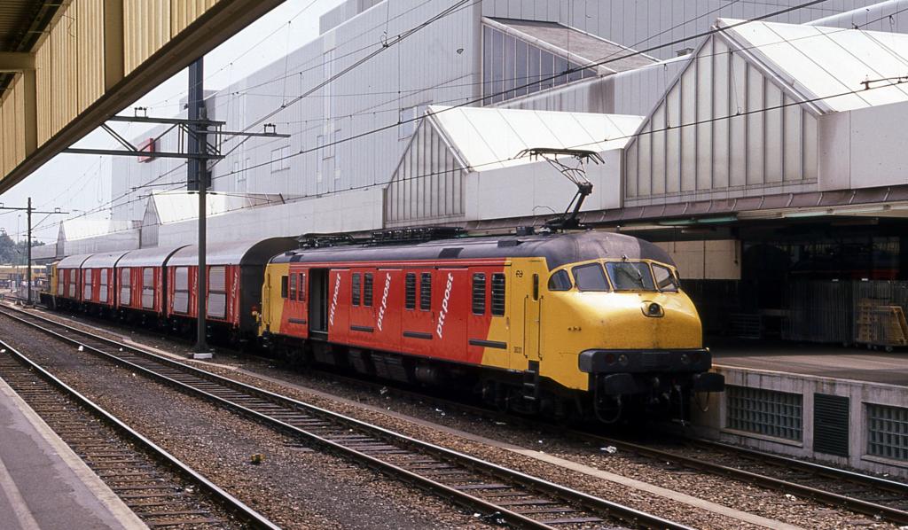Post Verkehr in Utrecht am 12.7.1989.
An der Verladerampe steht der Posttriebwagen 3031. Zeitgleich zieht 
hinten eine Diesellok vier Postanhnger ab.