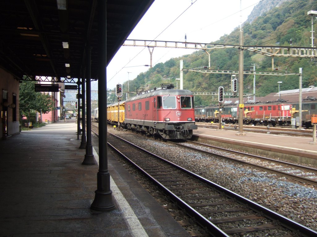 Postlieferung: Die Re 6/6 11653  Gmligen  durchfhrt am 08.10.09 den Bahnhof Biasca mit 3 Post- und einem Khlwagen. Der einte Scheinwerfer war an der Front kaputt.
