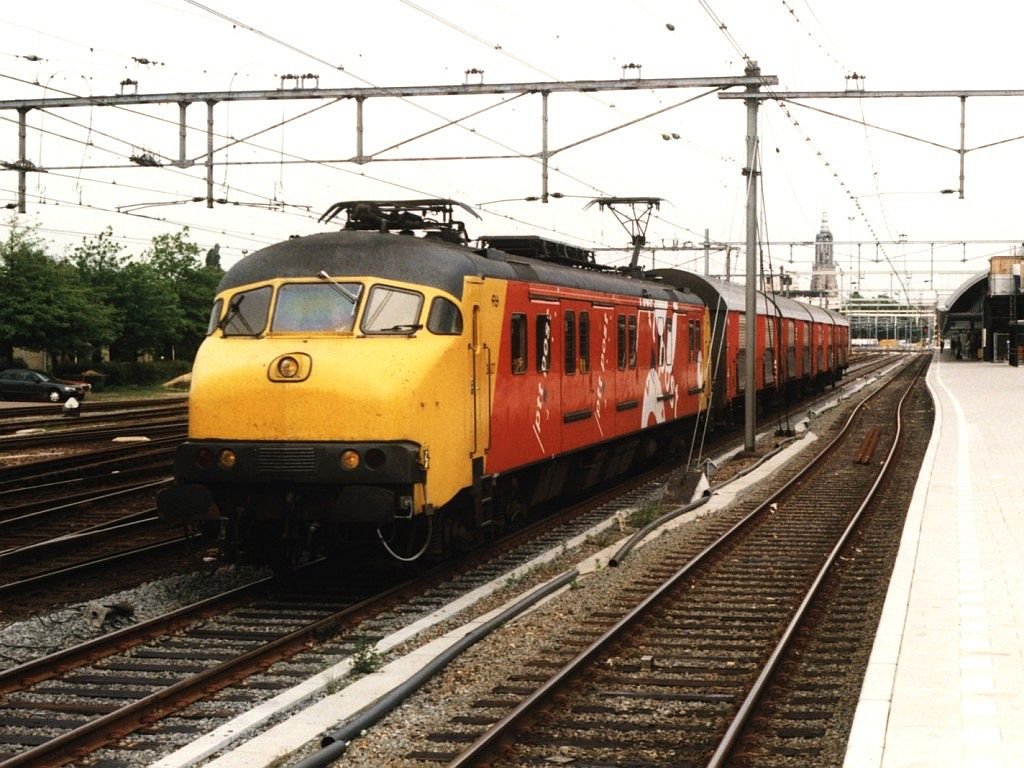 Posttriebwagen 3027 mit Postzug 50902 Zwolle-Utrecht Goederen auf Bahnhof Amersfoort am 28-5-1997. Bild und scan: Date Jan de Vries.