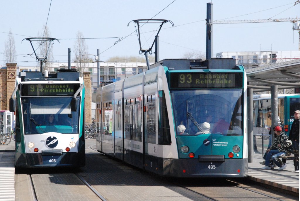 POTSDAM, 17.04.2010, Tramlinie 91 nach Bahnhof Pirschheide und Tramlinie 93 nach Bahnhof Rehbrücke in der Straßenbahnhaltestelle Hauptbahnhof

