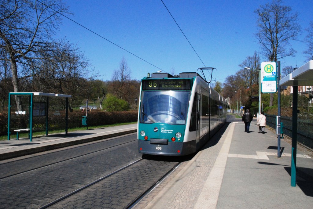 POTSDAM, 17.04.2010, Tramlinie 96 nach Bornstedter Feld/Viereckremise in der Straßenbahnhaltestelle Puschkinallee
