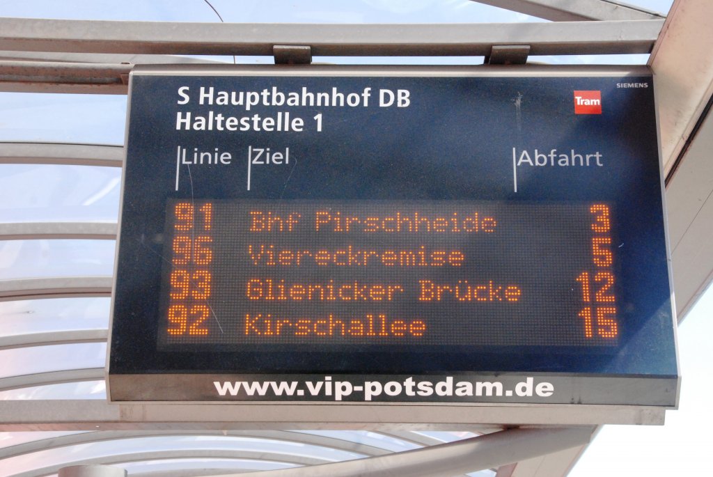 POTSDAM, 17.04.2010, Zielanzeiger für die Straßenbahnlinien in der Straßenbahnhaltestelle Hauptbahnhof

