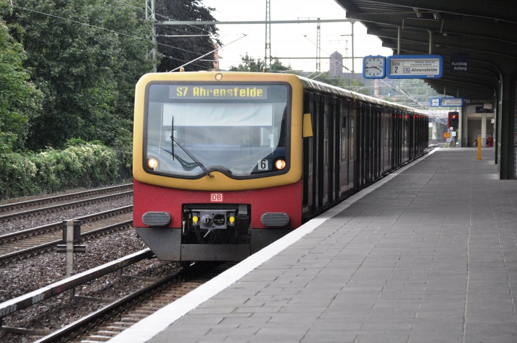 POTSDAM, 18.08.2010, S7 nach Ahrensfelde im S-Bahnhof Babelsberg