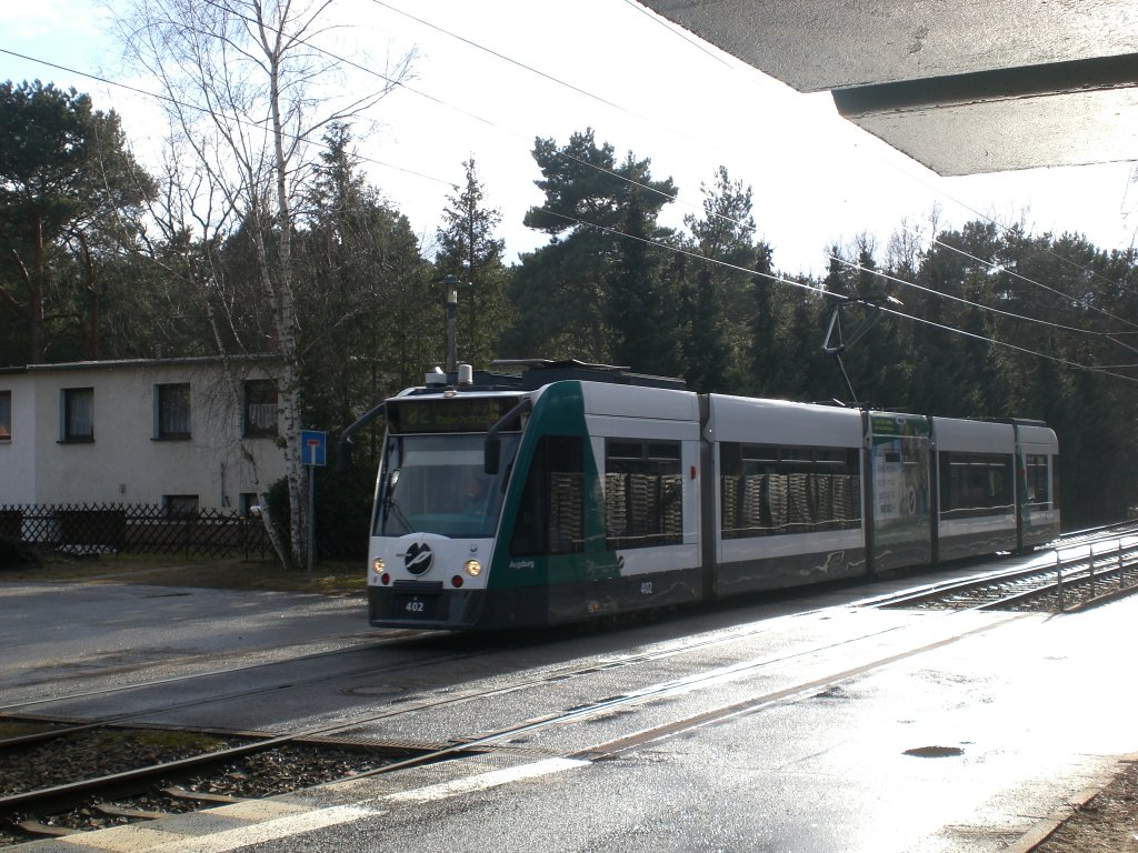 Potsdam: Straenbahnlinie 92 nach Kirchsteigfeld Marie−Juchacz−Strae an der Haltestelle Potsdam-Sdost Turmstrae.(12.3.2010)
