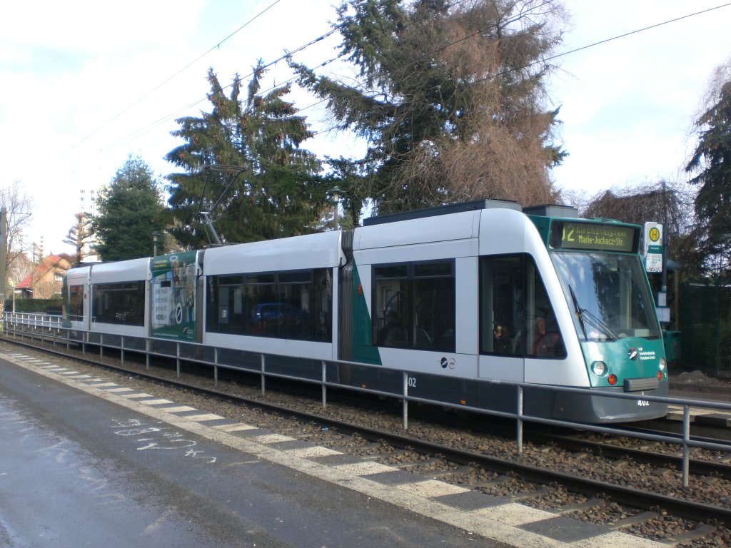 Potsdam: Stra�enbahnlinie 92 nach Kirchsteigfeld Marie−Juchacz−Stra�e an der Haltestelle Potsdam-S�dost Turmstra�e.(12.3.2010)