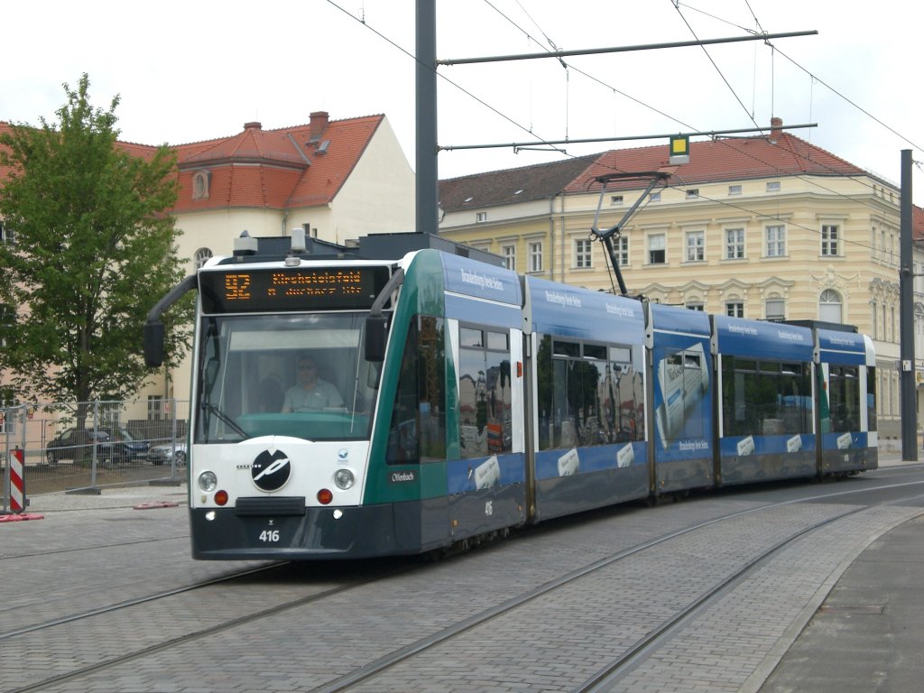Potsdam: Straenbahnlinie 92 nach Kirchsteigfeld Marie-Juchacz-Strae an der Haltestelle Alter Markt.(11.7.2011)