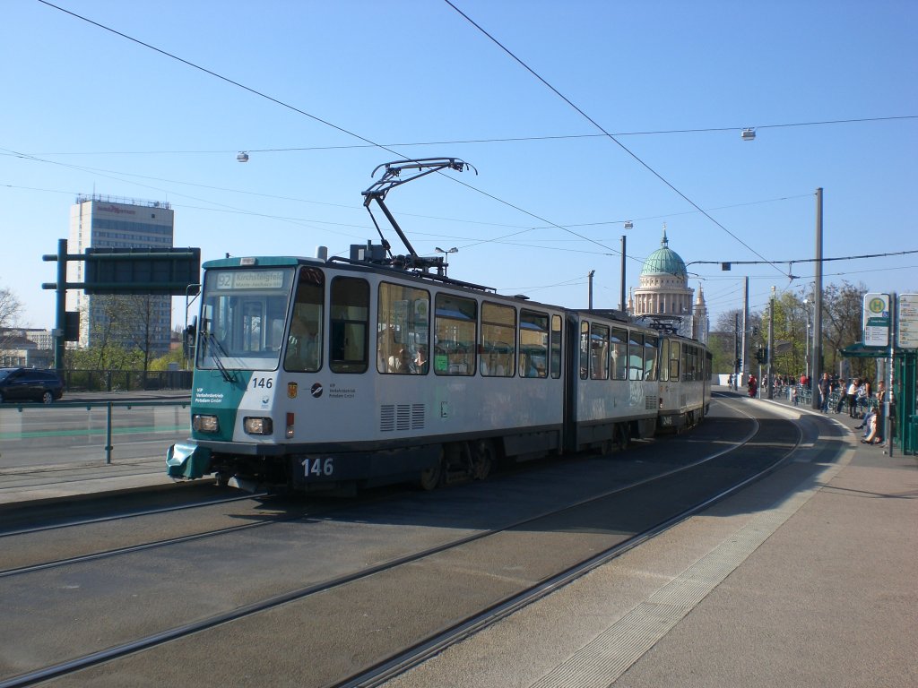 Potsdam: Stra�enbahnlinie 92 nach Kirschsteigfeld Marie-Juchacz-Stra�e an der Haltestelle Lange Br�cke.(18.4.2010)