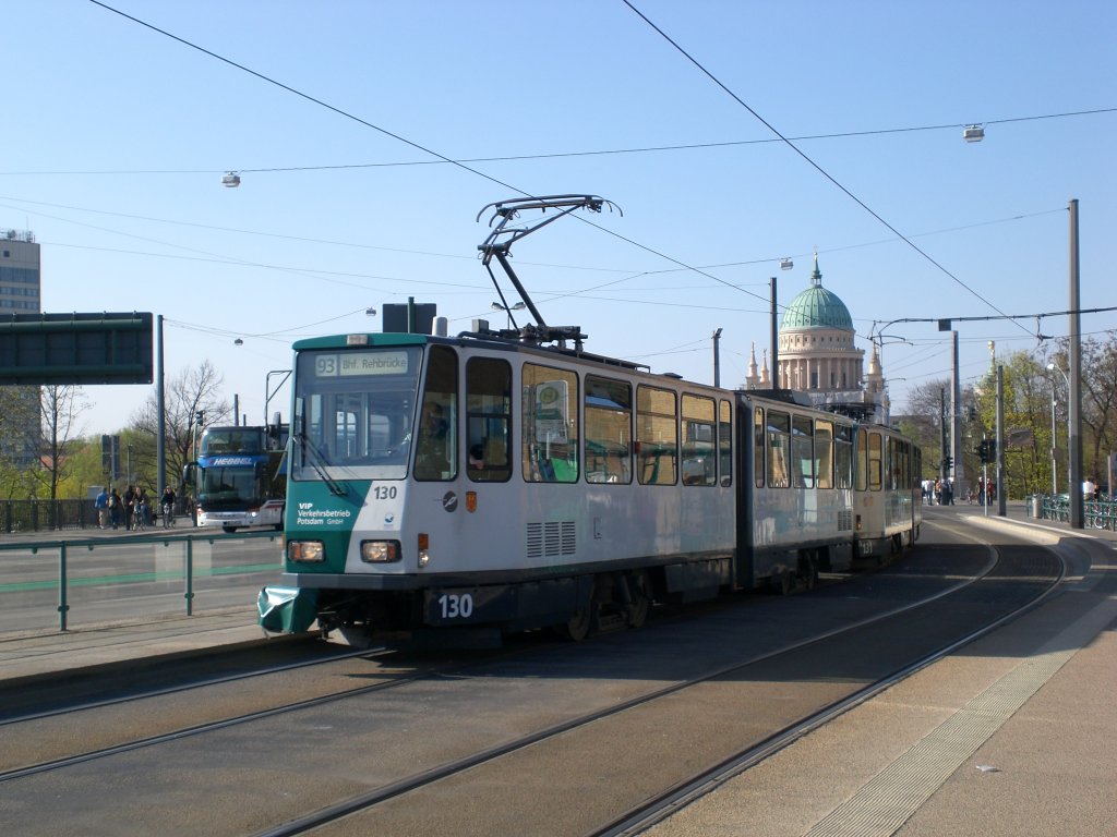 Potsdam: Straenbahnlinie 93 nach Bahnhof Rehbrcke an der Haltestelle Lange Brcke.(18.4.2010)