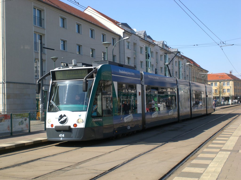 Potsdam: Straenbahnlinie 94 nach Babelsberg Fontanestrae an der Haltestelle Platz der Einheit/West.(18.4.2010)