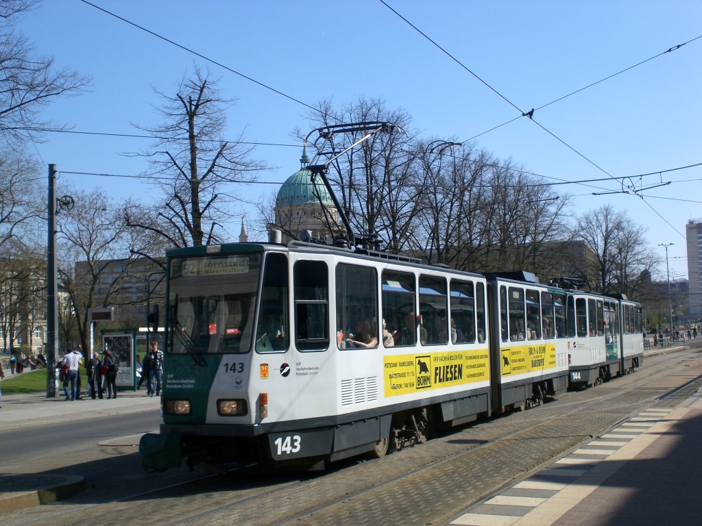 Potsdam: Straenbahnlinie 94 nach Bornstedt Kirschallee an der Haltestelle Platz der Einheit/West.(18.4.2010)