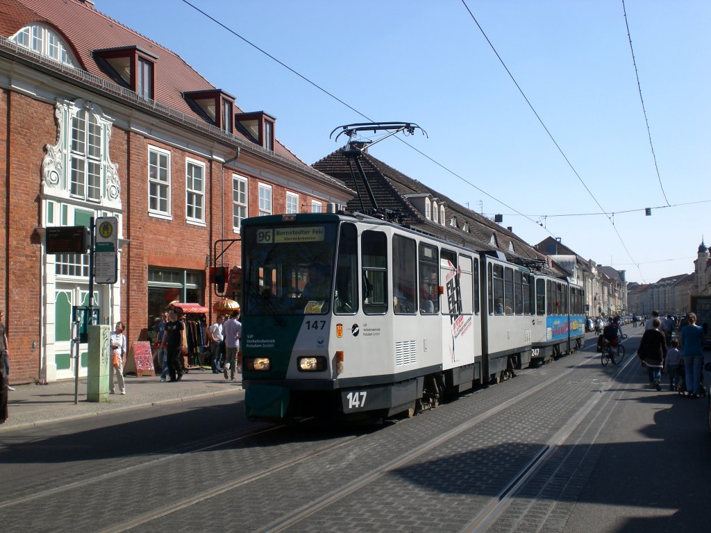 Potsdam: Straenbahnlinie 96 nach Bornstedter Feld Viereckremise an der Haltestelle Nrdliche Innenstadt Nauener Tor.(18.4.2010)