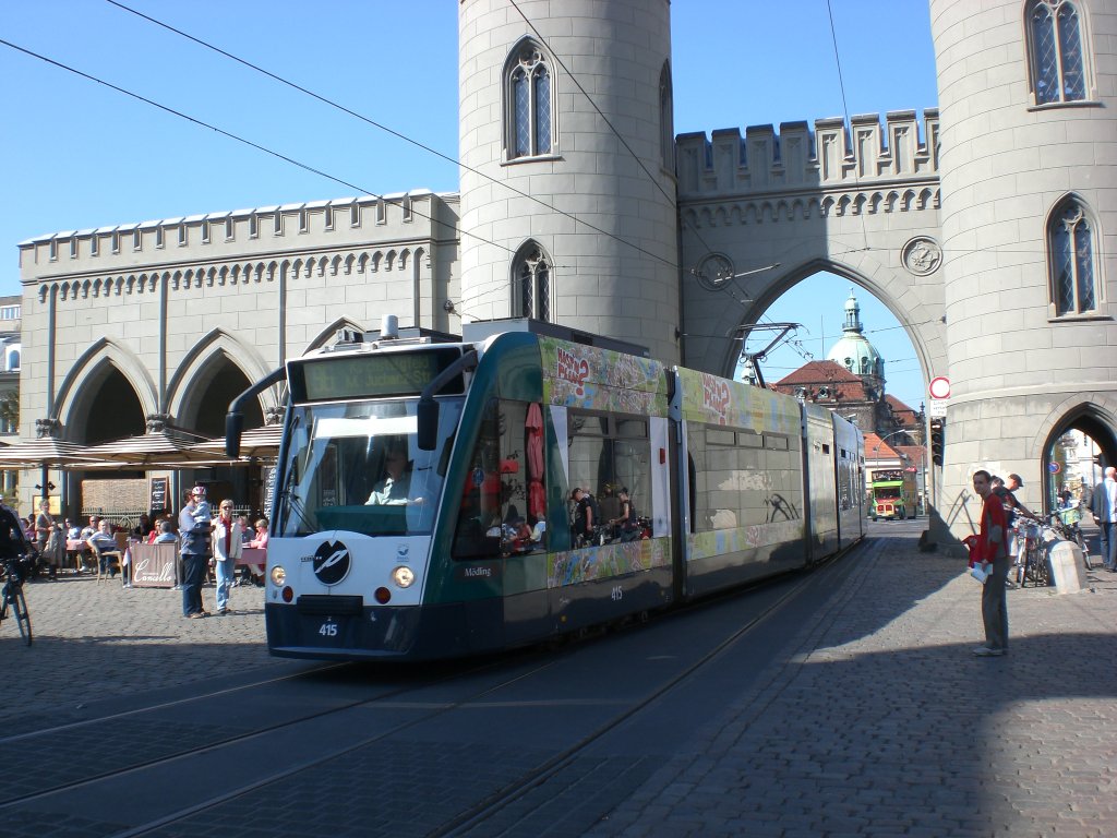 Potsdam: Straenbahnlinie 96 nach Kirschsteigfeld Marie-Juchacz-Strae an der Haltestelle Nrdliche Innensstadt Nauener Tor.(18.4.2010)