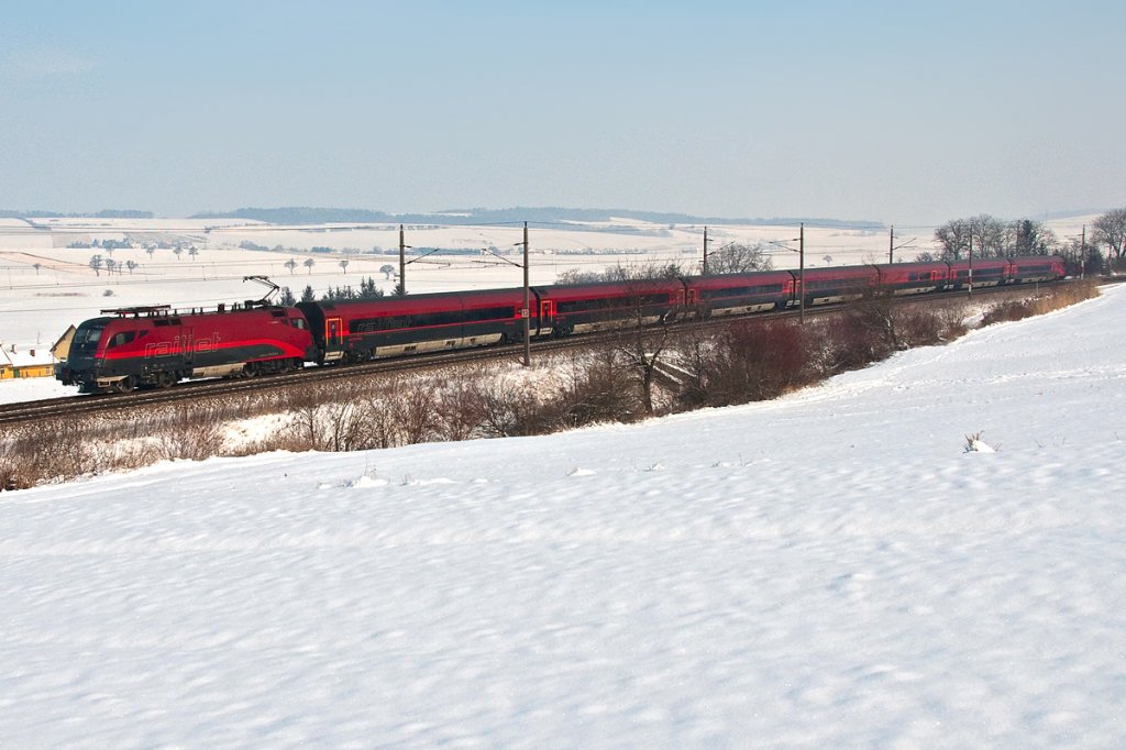  Powered by EF Sprachreisen  railjet 60 (Budapest Keleti - Mnchen Hbf.) an einem eisig kaltem Vormittag kurz nach Neulengbach. Die Aufnahme entstand am 11.02.2012.